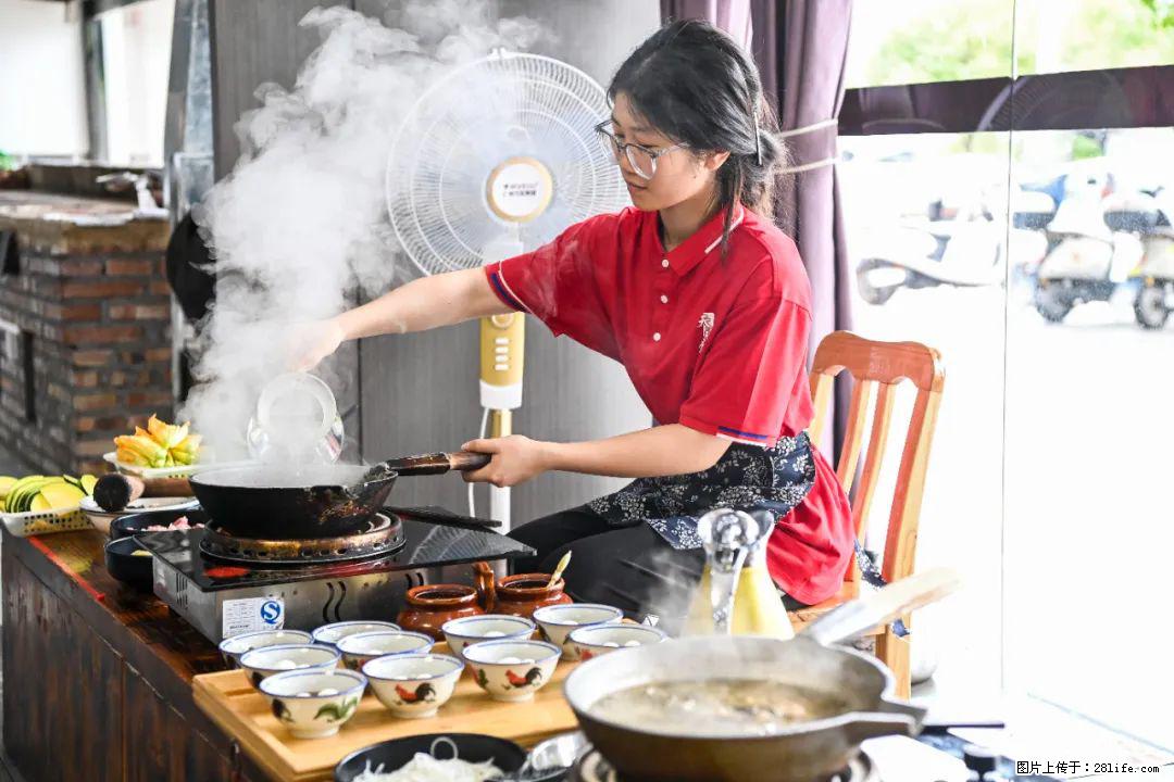 全网追的“扁担女孩”，找了一份暑假工，时薪12元 - 巢湖生活资讯 - 巢湖28生活网 ch.28life.net